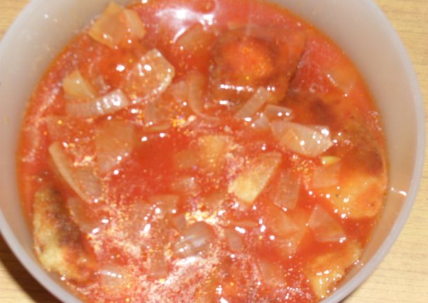 Fotografia przedstawiająca filet rybny w zaprawie pomidorowej