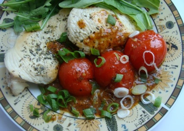 Fotografia przedstawiająca Filet w sosie z pomidorkami koktajlowymi