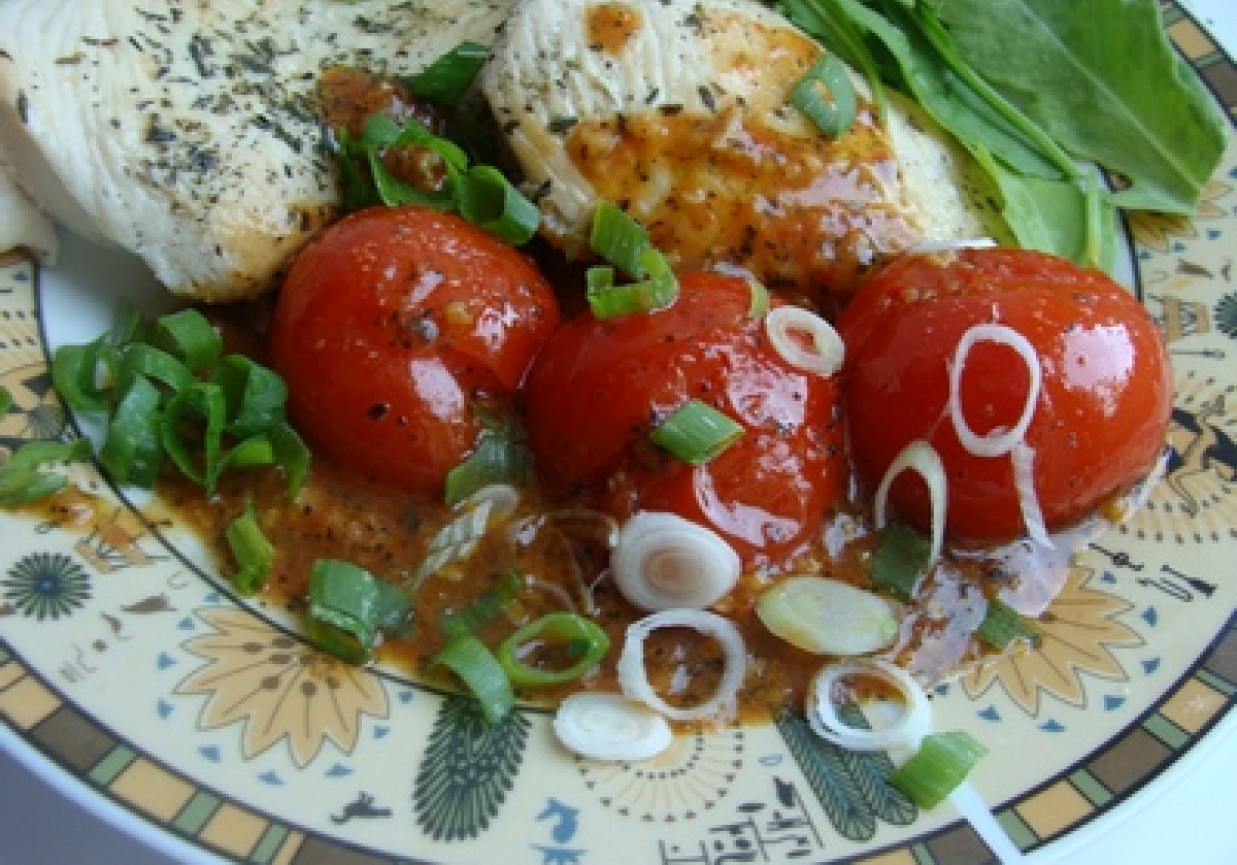 Filet w sosie z pomidorkami koktajlowymi foto