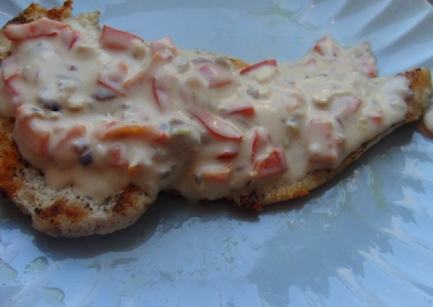 Fotografia przedstawiająca Filet w sosie z sera pleśniowego i papryki
