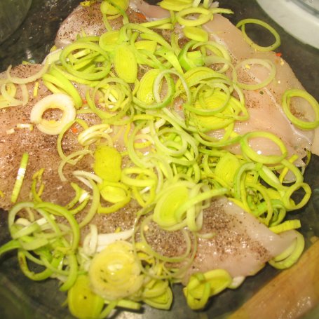 Krok 6 - Filet y kurczaka w porach i majonezie foto