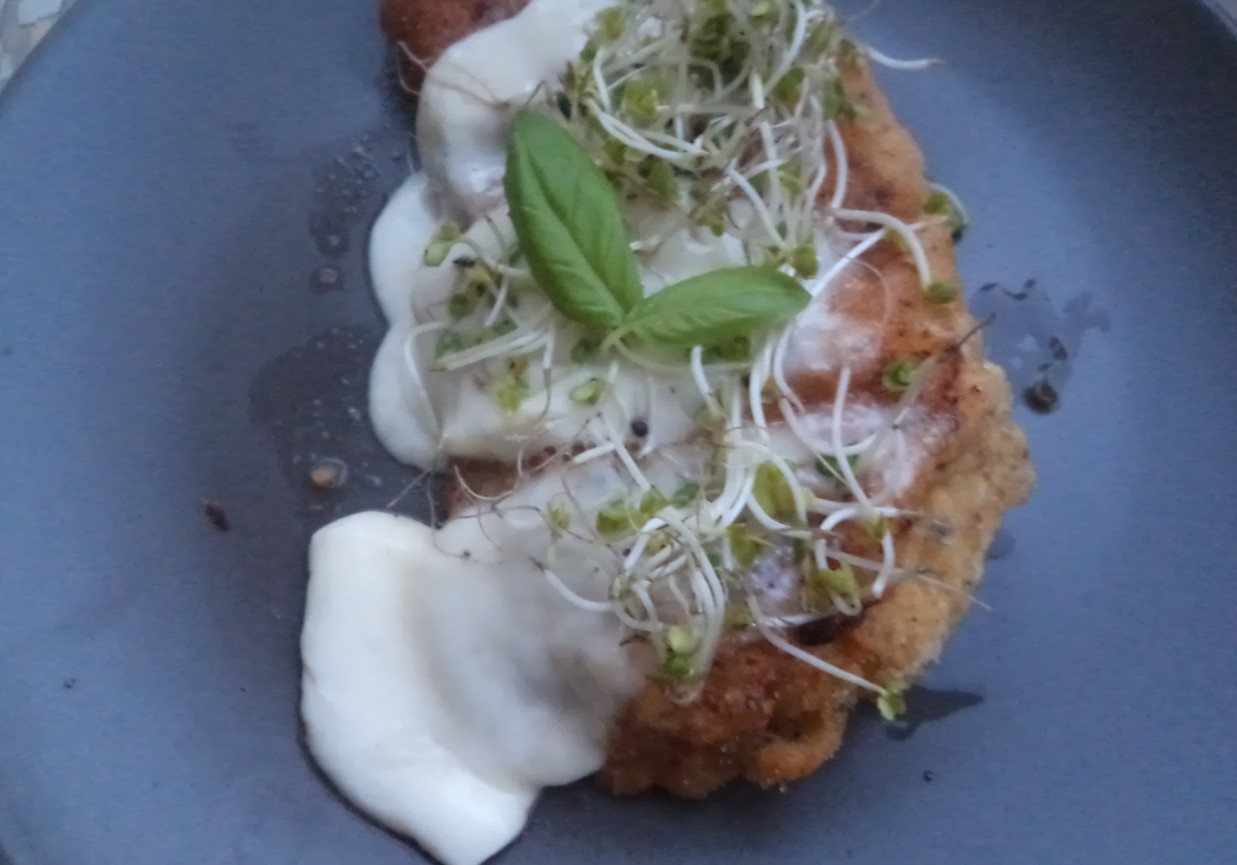 Filet z dodatkiem ziół prowansalskich-zaserwowany z Mozzarella i kiełkami brokuła:) foto