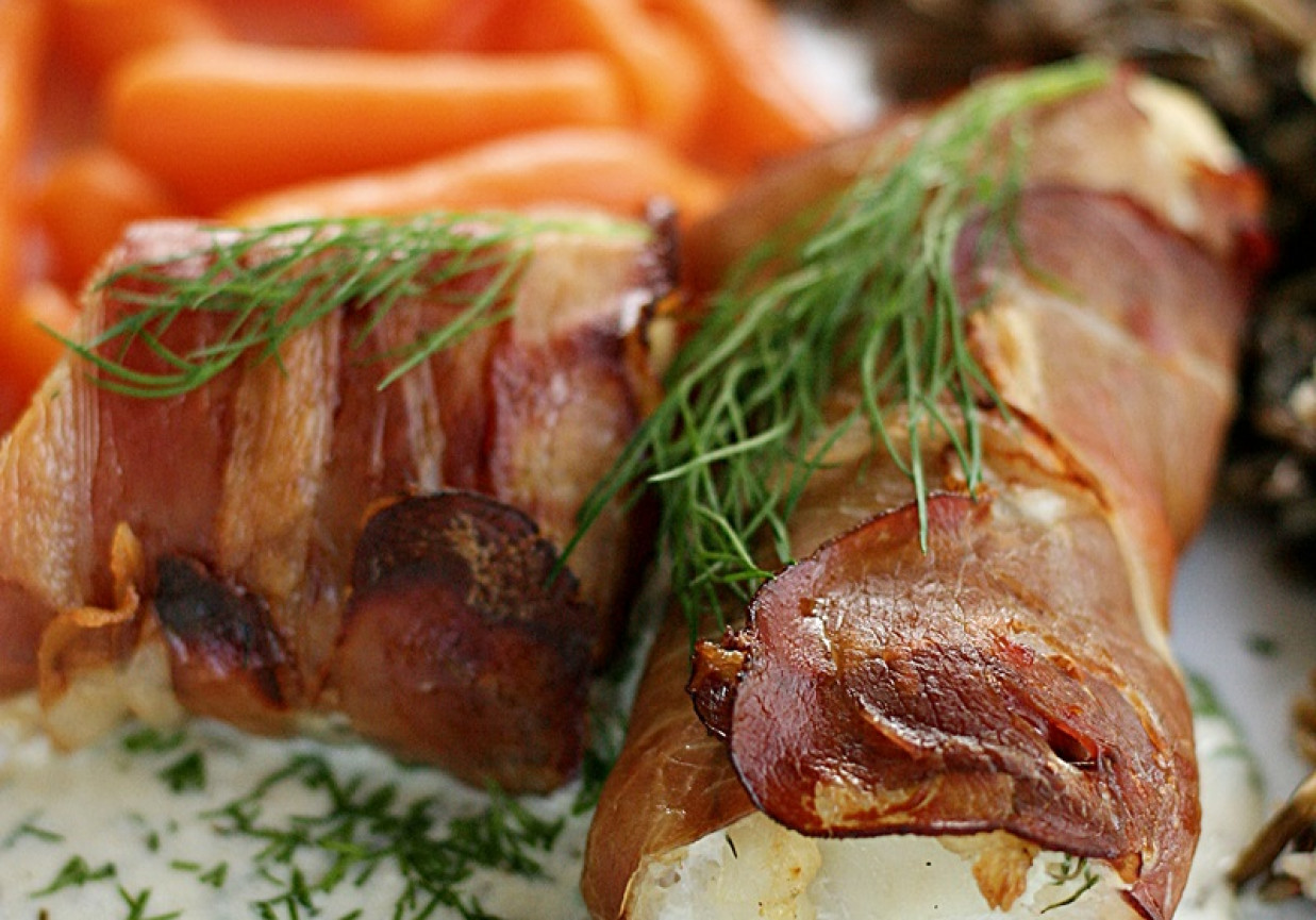 Filet z dorsza w dojrzewającej szynce z sosem cytrynowo koperkowym foto