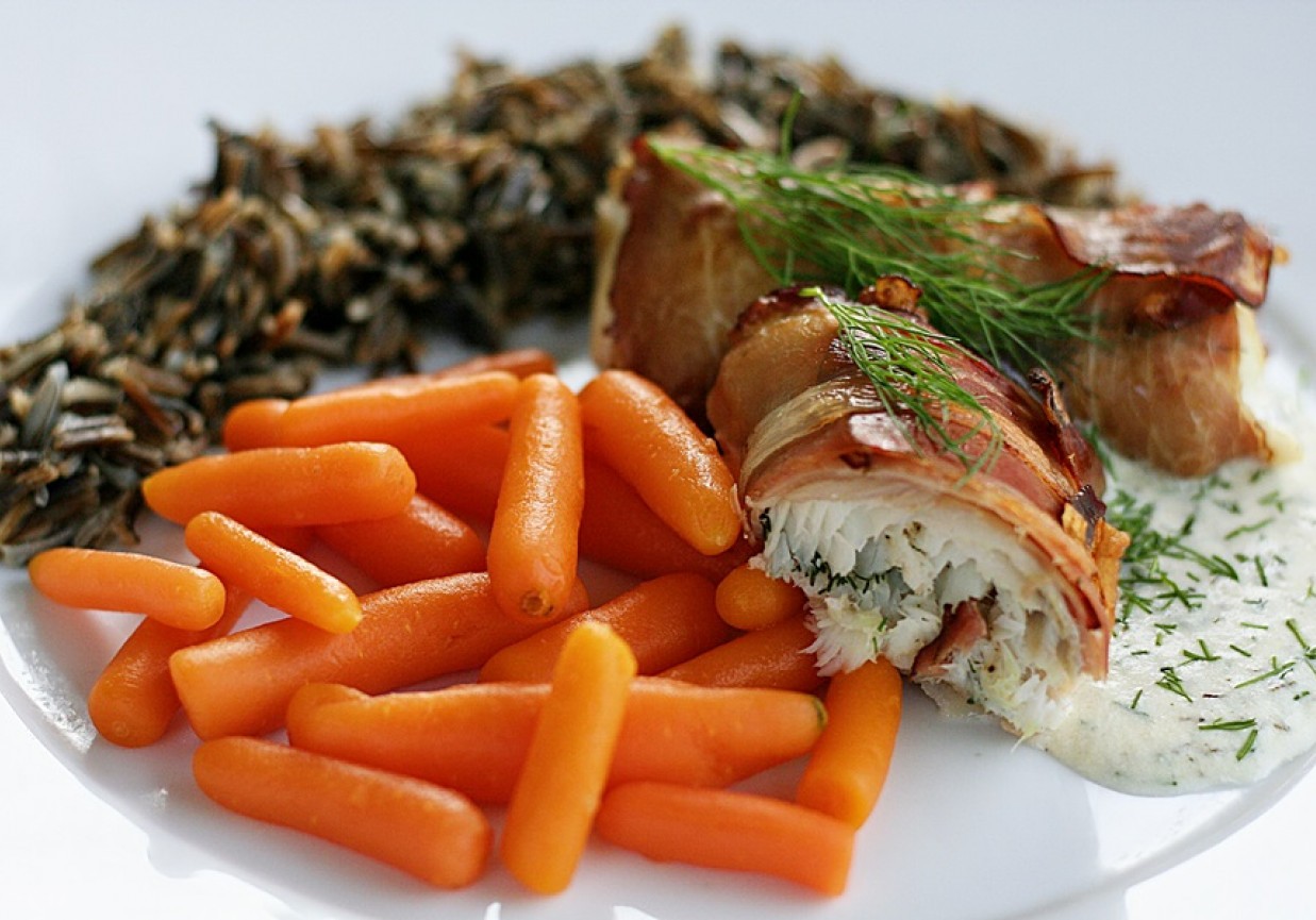 Filet z dorsza w dojrzewającej szynce z sosem cytrynowo koperkowym foto