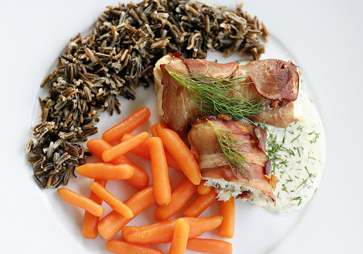 Filet z dorsza w dojrzewającej szynce z sosem cytrynowo koperkowym foto