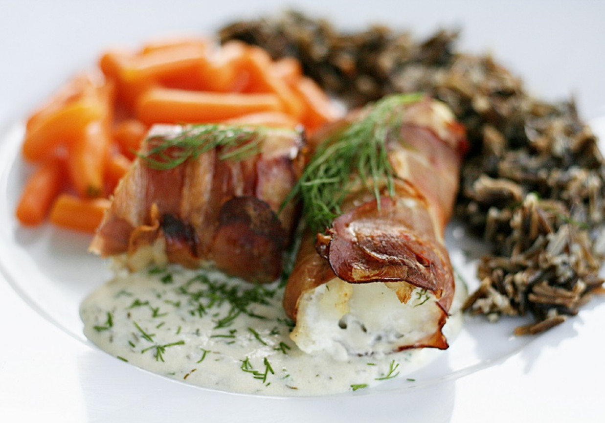 Filet z dorsza w dojrzewającej szynce z sosem cytrynowo koperkowym foto