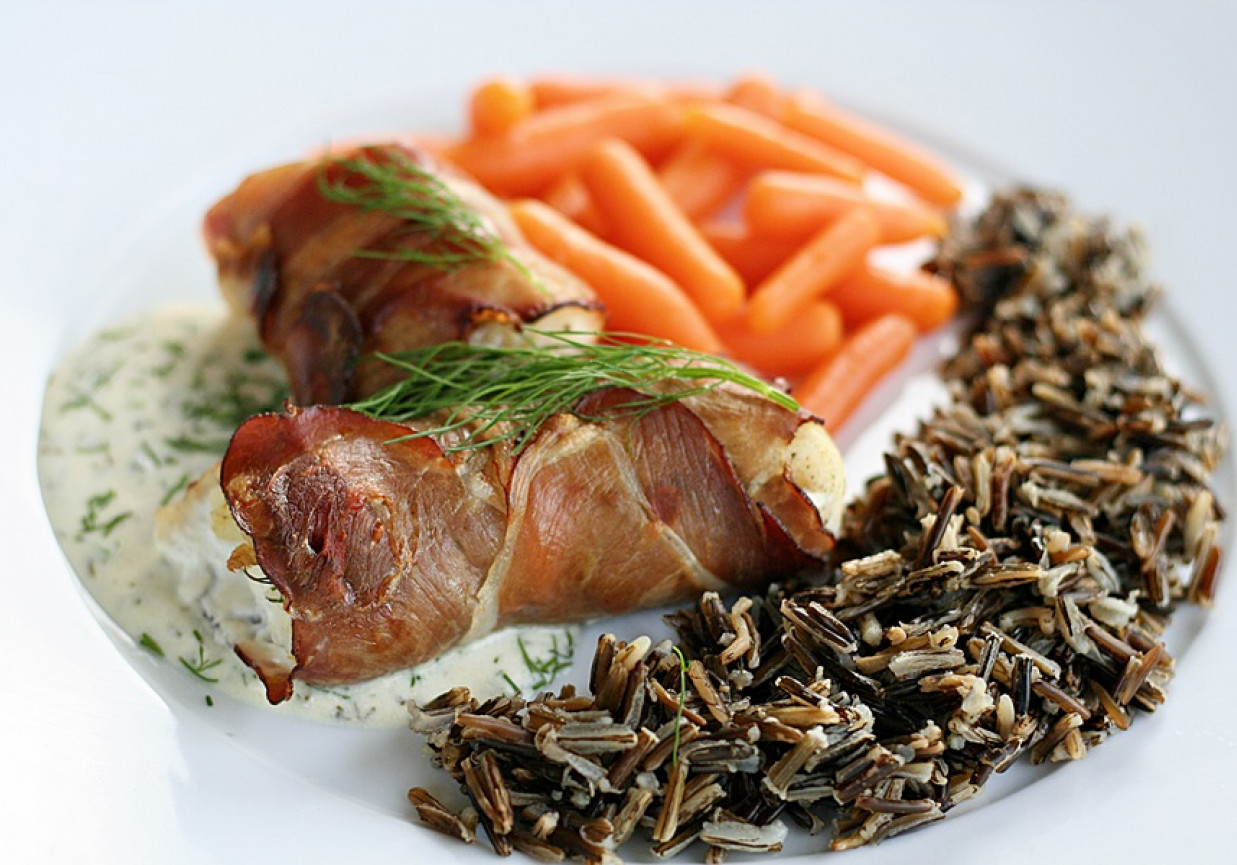 Filet z dorsza w dojrzewającej szynce z sosem cytrynowo koperkowym foto