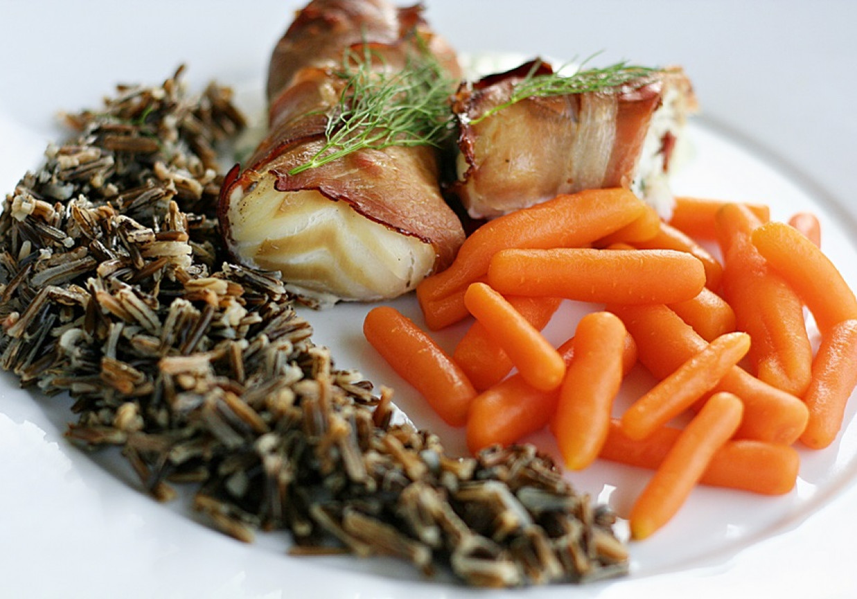 Filet z dorsza w dojrzewającej szynce z sosem cytrynowo koperkowym foto