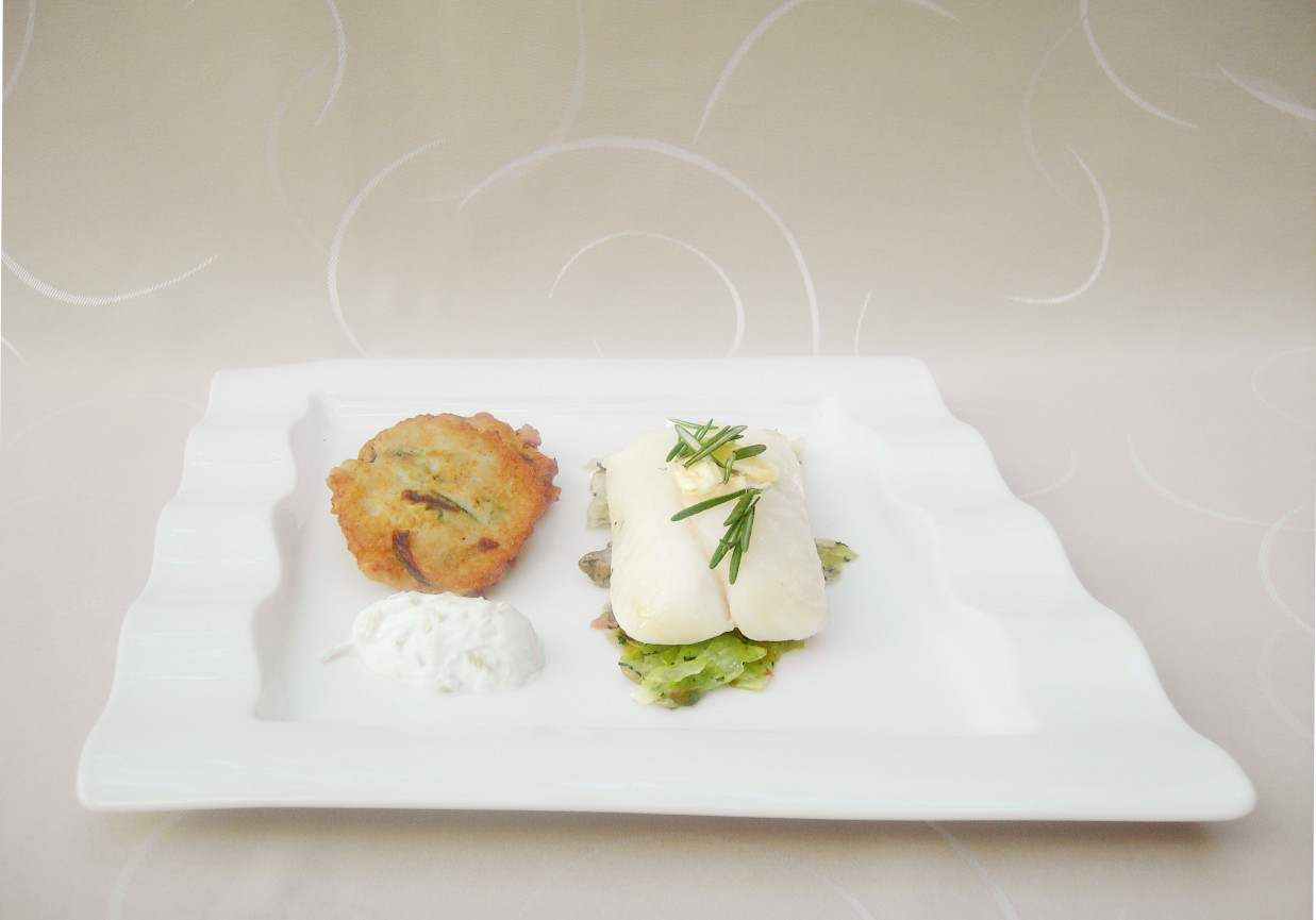 Filet z halibuta na duszonej sałacie lodowej  aromatyzowanej wędzonym bekonem podany z chrupiącymi racuszkami ziemniaczanymi z cukinią oraz sosem jogurtowo-ogórkowym foto