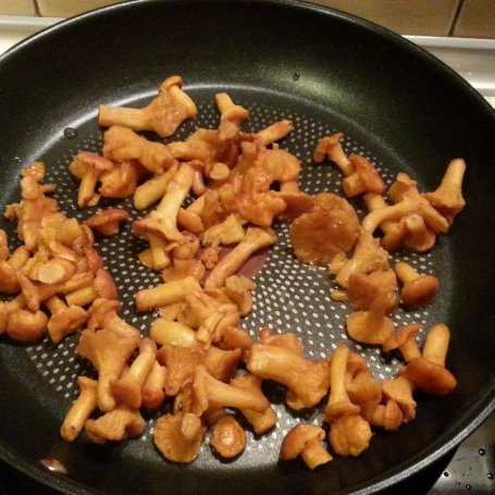 Krok 2 - Filet z halibuta z purée ziemniaczanym, kurkami, boczkiem wędzonym, cebulą dymką na bulionie i pietruszkowym masłem foto