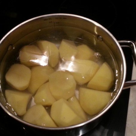 Krok 3 - Filet z halibuta z purée ziemniaczanym, kurkami, boczkiem wędzonym, cebulą dymką na bulionie i pietruszkowym masłem foto