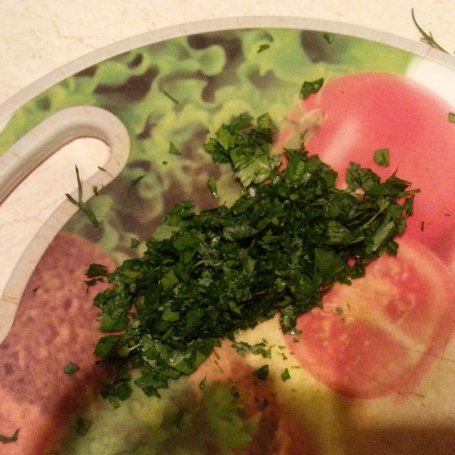 Krok 4 - Filet z halibuta z purée ziemniaczanym, kurkami, boczkiem wędzonym, cebulą dymką na bulionie i pietruszkowym masłem foto