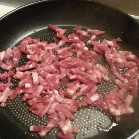 Krok 5 - Filet z halibuta z purée ziemniaczanym, kurkami, boczkiem wędzonym, cebulą dymką na bulionie i pietruszkowym masłem foto