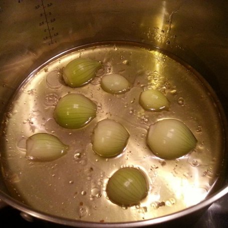 Krok 6 - Filet z halibuta z purée ziemniaczanym, kurkami, boczkiem wędzonym, cebulą dymką na bulionie i pietruszkowym masłem foto