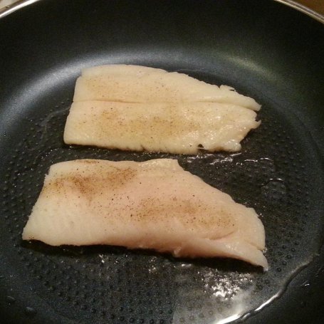 Krok 7 - Filet z halibuta z purée ziemniaczanym, kurkami, boczkiem wędzonym, cebulą dymką na bulionie i pietruszkowym masłem foto