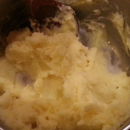 Krok 8 - Filet z halibuta z purée ziemniaczanym, kurkami, boczkiem wędzonym, cebulą dymką na bulionie i pietruszkowym masłem foto
