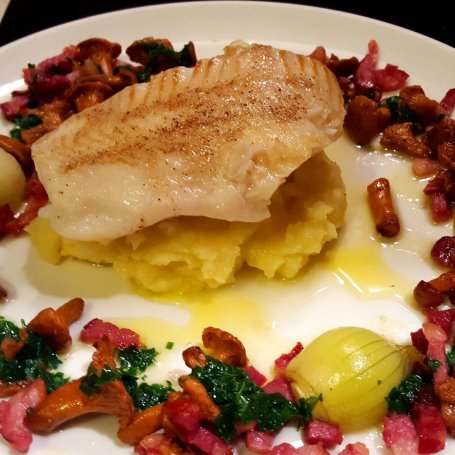 Krok 9 - Filet z halibuta z purée ziemniaczanym, kurkami, boczkiem wędzonym, cebulą dymką na bulionie i pietruszkowym masłem foto