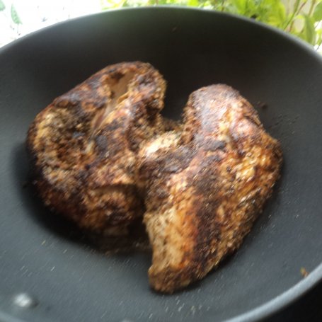 Krok 4 - Filet z indyka duszony z brokułami- z dodatkiem cebulki zielonej :) foto