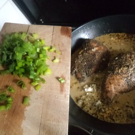 Krok 7 - Filet z indyka duszony z brokułami- z dodatkiem cebulki zielonej :) foto