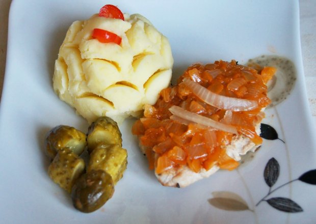 Fotografia przedstawiająca Filet z indyka pod cebulą i keczupem
