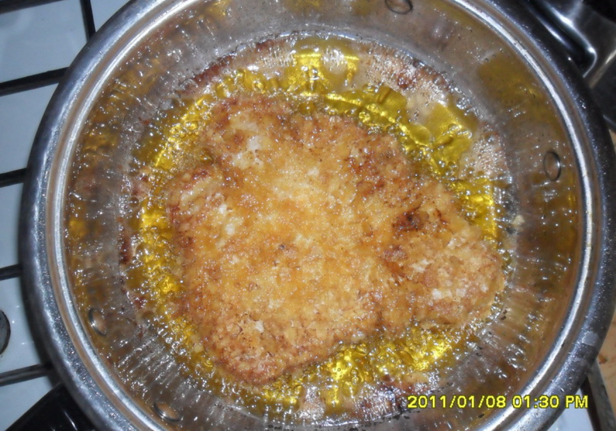 Filet z indyka w panierce z pokruszonych chipsów. foto