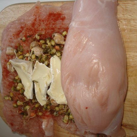 Krok 5 - Filet z indyka z nadzieniem z kiełków i Camemberta :) foto