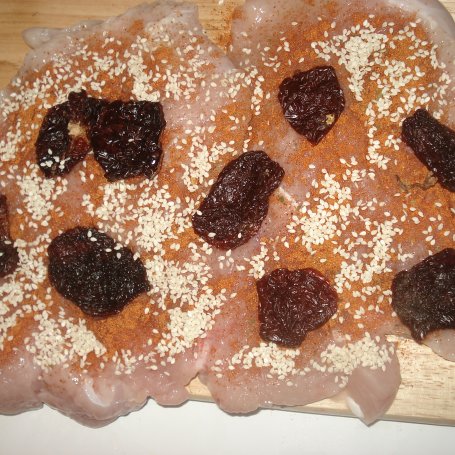 Krok 3 - Filet z indyka z nadzieniem z suszonych pomidorów i sezamu foto