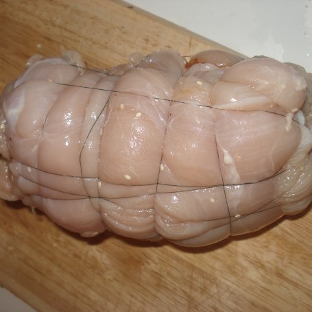 Krok 4 - Filet z indyka z nadzieniem z suszonych pomidorów i sezamu foto