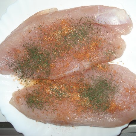 Krok 1 - Filet z indyka z nutą koperku podany na rukoli :) foto