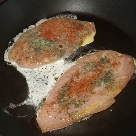 Krok 3 - Filet z indyka z nutą koperku podany na rukoli :) foto