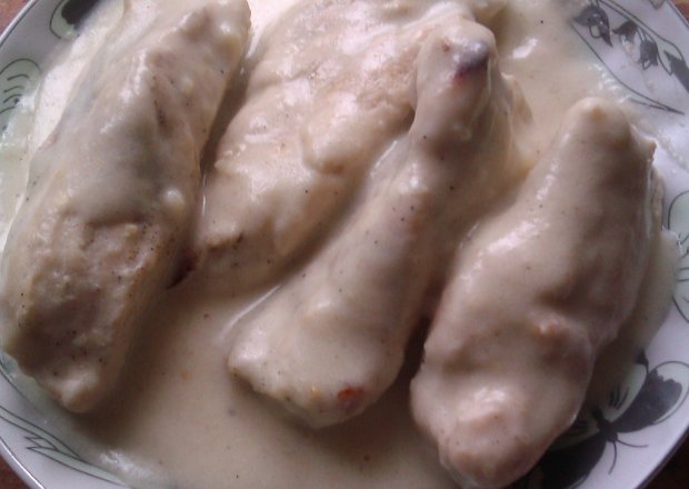 Fotografia przedstawiająca filet z kurczaka duszony w sosie chrzanowym
