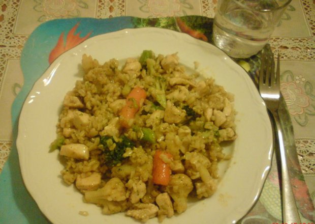 Fotografia przedstawiająca Filet z kurczaka duszony warzywach z dodatkiem ryżu