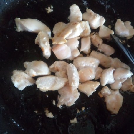 Krok 3 - Filet z kurczaka duszony z białymi szparagami i pestkami dyni : foto