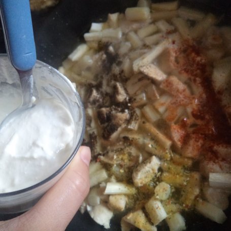 Krok 4 - Filet z kurczaka duszony z białymi szparagami i pestkami dyni : foto