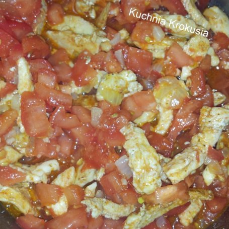 Krok 3 - Filet z  kurczaka duszony z pomidorami foto