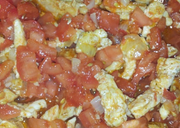 Fotografia przedstawiająca Filet z  kurczaka duszony z pomidorami
