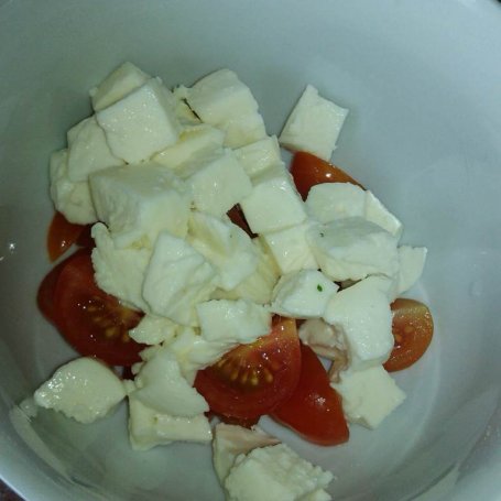 Krok 2 - Filet z kurczaka faszerowany mozzarella i pomidorkami koktajlowymi foto
