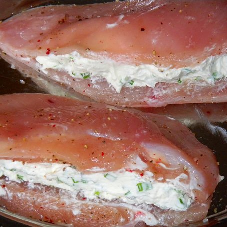 Krok 1 - Filet z kurczaka nadziewany kozim serkiem w zielonej panierce foto