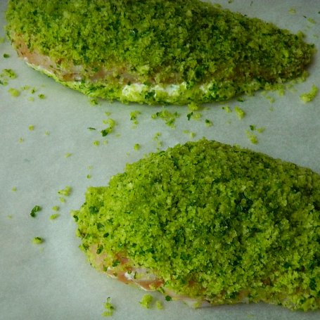 Krok 3 - Filet z kurczaka nadziewany kozim serkiem w zielonej panierce foto