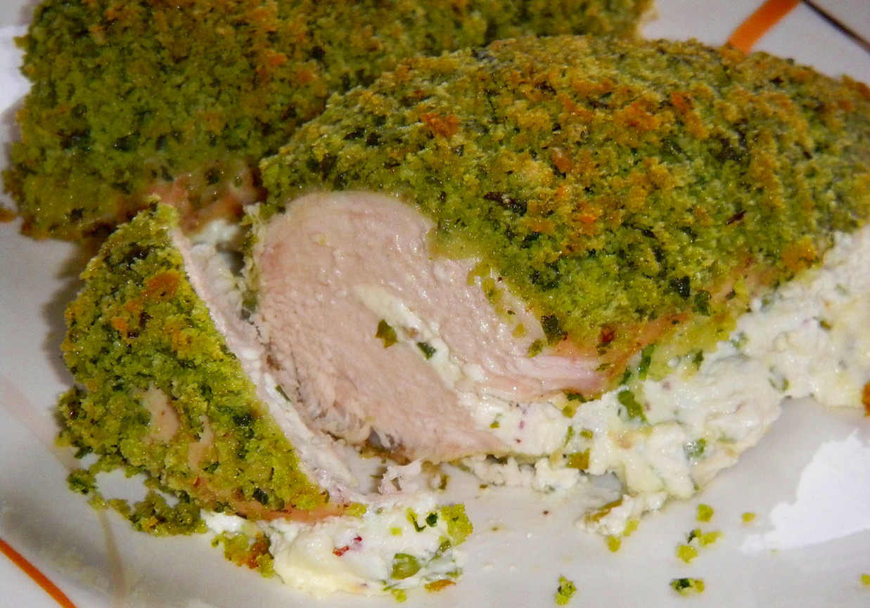 Filet z kurczaka nadziewany kozim serkiem w zielonej panierce foto