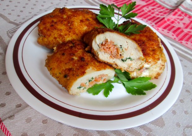 Fotografia przedstawiająca Filet z kurczaka nadziewany  wędzonym łososiem