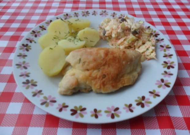 Fotografia przedstawiająca Filet z kurczaka panierowany w mące