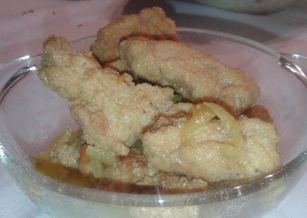 Fotografia przedstawiająca Filet z kurczaka panierowany , w zalewie octowej