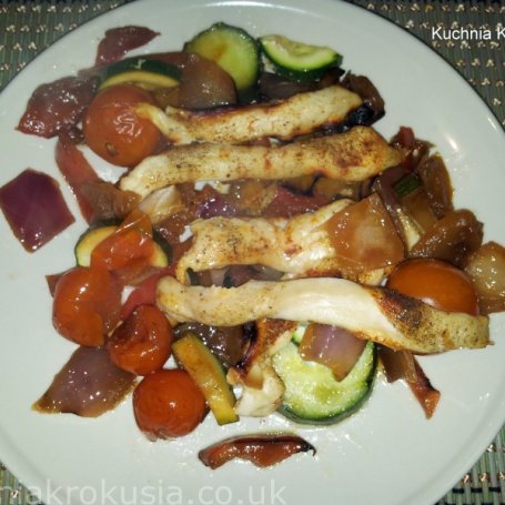 Krok 4 - Filet z kurczaka pieczony na warzywach foto