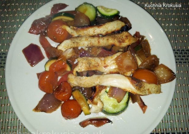 Fotografia przedstawiająca Filet z kurczaka pieczony na warzywach