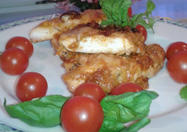 Fotografia przedstawiająca Filet z kurczaka pod pierzynką pesto oraz serka Mozzarella.;)