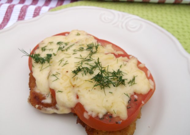 Fotografia przedstawiająca Filet z kurczaka pod pomidorowo-serową pierzynką.