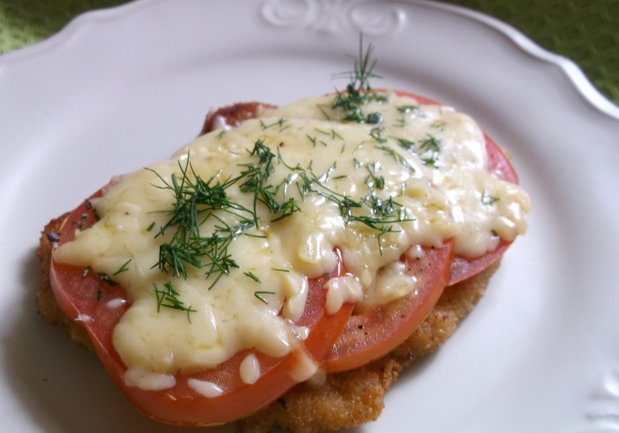 Filet z kurczaka pod pomidorowo-serową pierzynką. foto