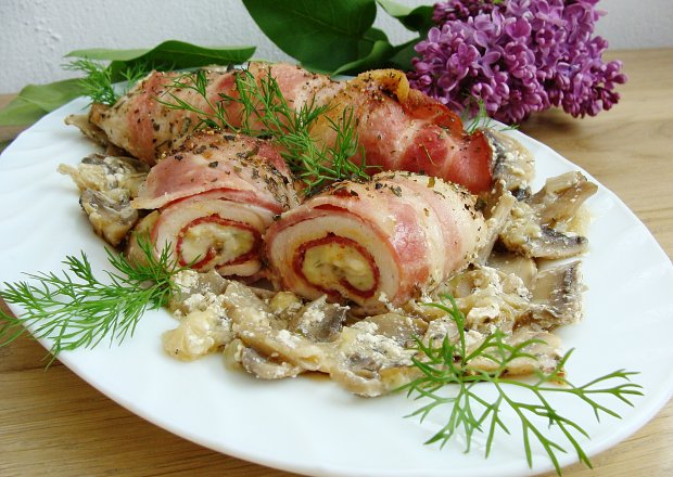 Fotografia przedstawiająca Filet z kurczaka rolowany z salami i boczkiem na pieczarkach