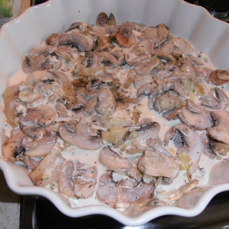 Krok 3 - Filet z kurczaka rolowany z salami i boczkiem na pieczarkach foto